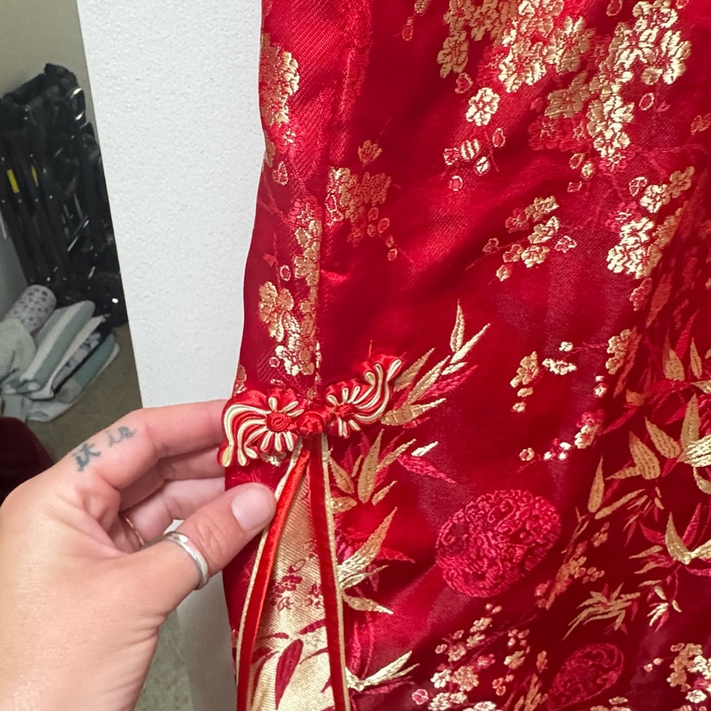 Women's Elegant Red Oriental Floral Dress - Picture 6 of 10